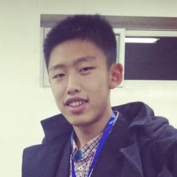 张 奕男