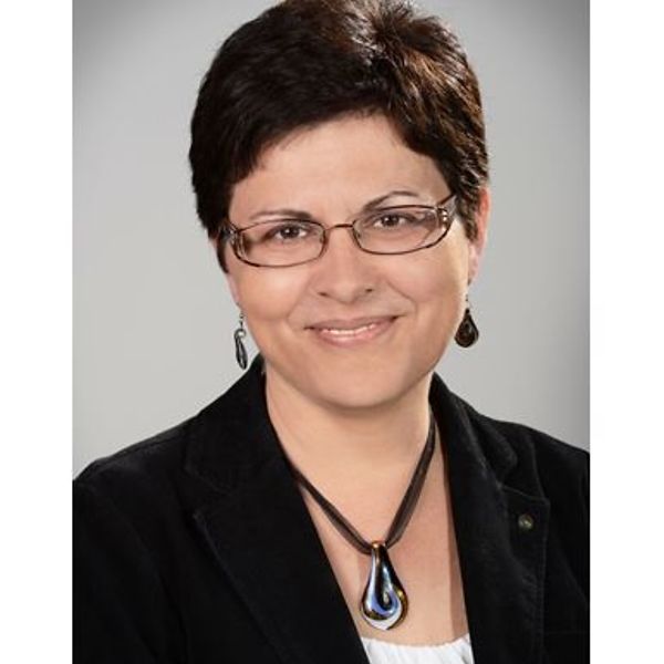 Erika Kalmarne Hollosi