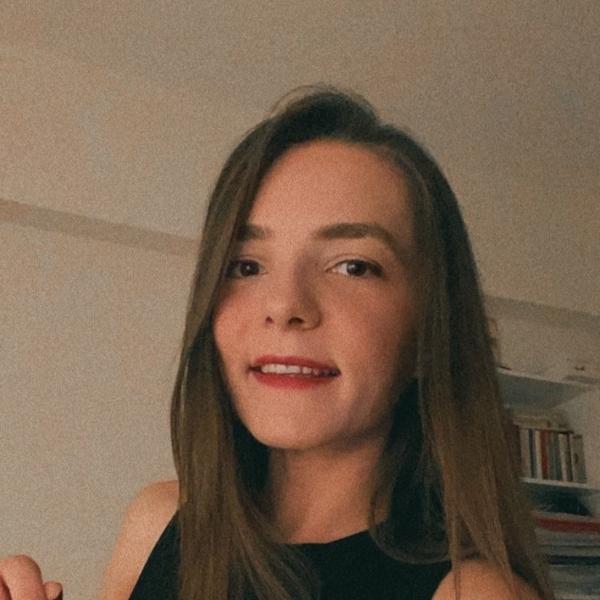 Büşra Ay