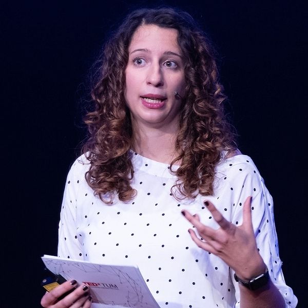 Dora Dzvonyar