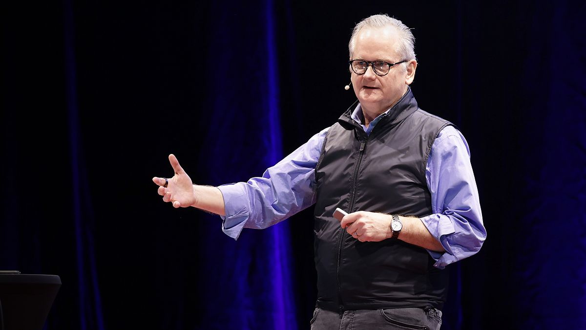 Lawrence Lessig: How AI could hack democracy | TED Talk