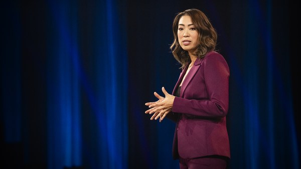 Elise Hu: How digital culture is reshaping our faces and bodies