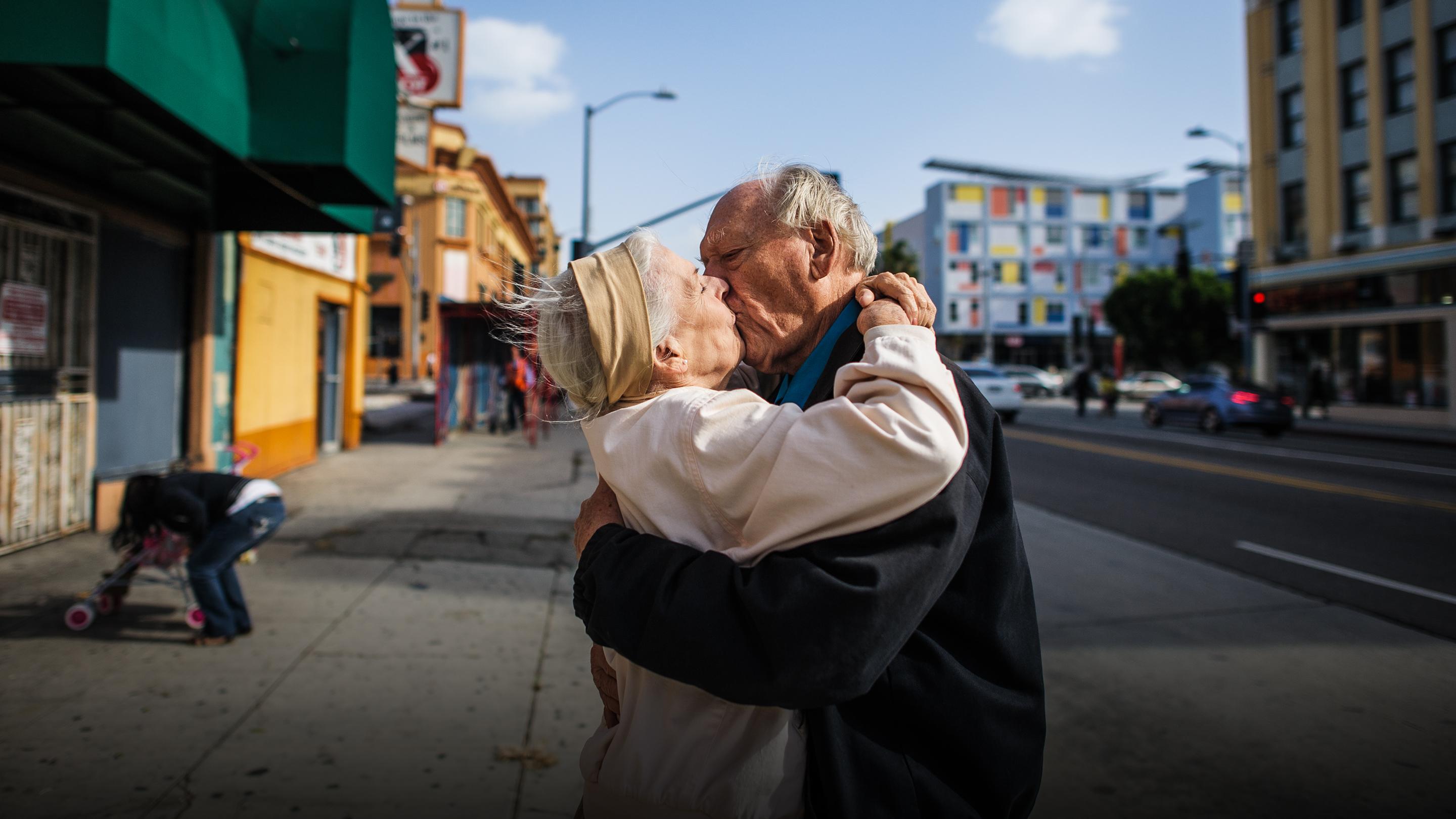 Страстный дедушка. Дедушка на улице. Старики обнимаются. Старики любовь. Мужчина обнимает старика.
