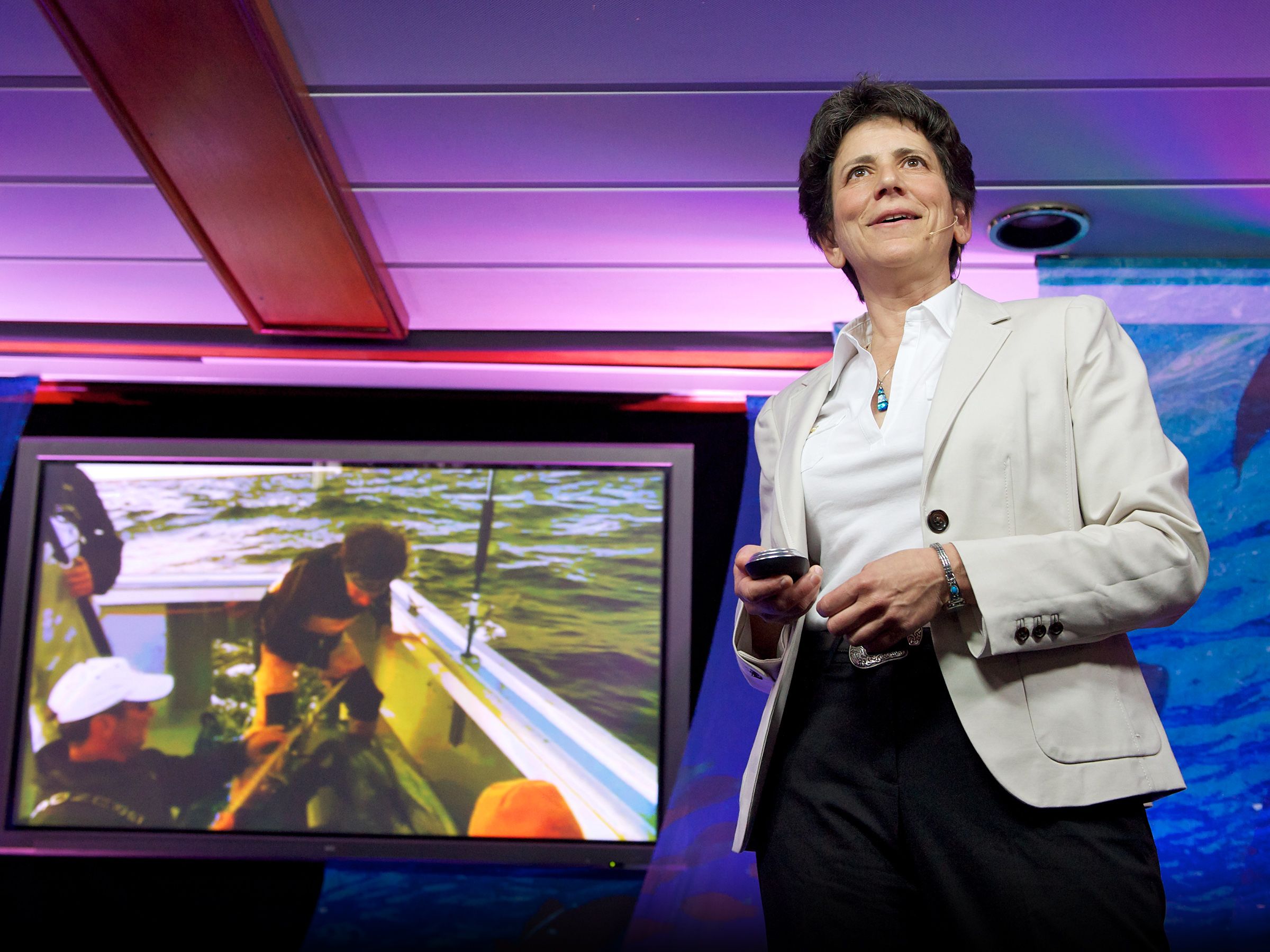 Tagging tuna in the deep ocean